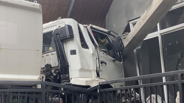 கட்டுப்பாட்டை இழந்த லொறி வீட்டில் மோதி விபத்து! 